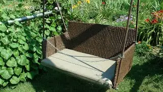 СИДУШКА ИЗ РОТАНГА  НА КАЧЕЛИ.