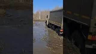 Кто сможет проехать по следам ЗИЛа? 4 машины одна лужа.
