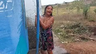 Nina tomando banho na caixa 