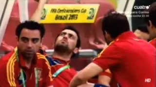 Sergio atrapando una mariposa y lanzándosela a Xavi