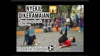 Nyekil Bola Di keramaian Kambang Iwak Palembang ll Freestyle Football Palembang