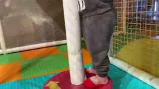 Айлин играет в детском развлекательном центре для детей, видео для детей