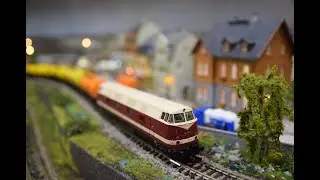 Ein Zug mit Schwerölkesselwagen unterwegs von Leuna nach Berndstein
