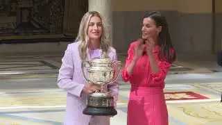 Doña Letizia sorprende en los Premios Nacionales del Deporte con una falda de cuero rosa