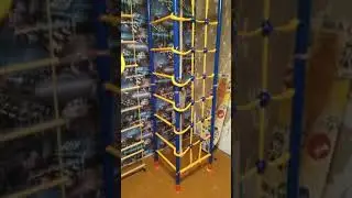 кот спортсмен 🤣лайк забрался по сетке на шведской стенке. От голода наверно🤯кошки