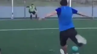 Il vient de mettre fin à la carrière de ce gardien avec un seul coup de feu ! 😱🔥