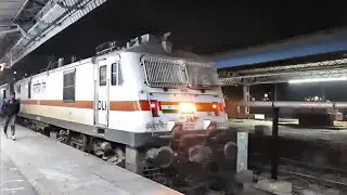12284/ Hazrat Nizamuddin - Ernakulam Duranto Express Arriving at Nizamuddin Railway Station