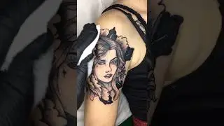 Tatuagem de rosto de garota no braço de uma garota feito por um rapaz que no caso sou eu, prazer 😃