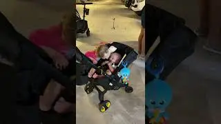 Дэвид с Наоми идут на пляж! Забавные Дети ждут, когда папа упакует вещи