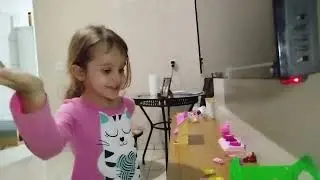 Bianca brincando sozinha