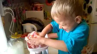 Рома помогает бабушке крутить мясо