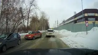 Чуть не стукнулись