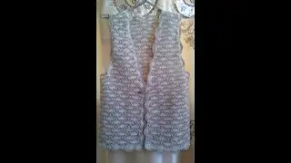 Жилет связанный крючком двухцветным ажурным рисунком.