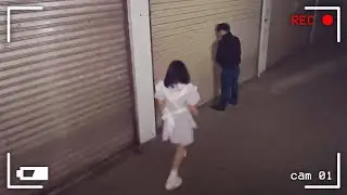 몰래 볼일보던 남자에게 여성이 다가가 일어나는 상황