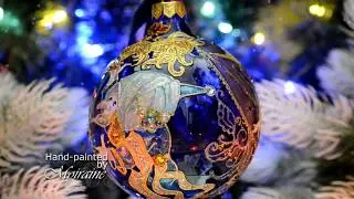 Стеклянный елочный шар "Сказка о золотом петушке". Витражная роспись.