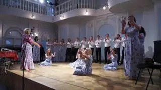 Пестрое облако преследует луну