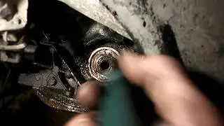 ВЫДАВЛИВАЕТ САЛЬНИК КОЛЕНВАЛА.