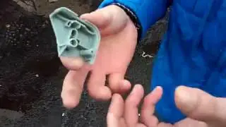 Прикольное видео.Удивительно. Приколы. Смешное видео. парень ламает пластмассу пальцами