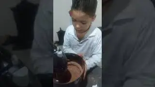 policial mirim na cozinha