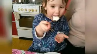 Алиса лепит манты!