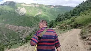 Спускаемся вниз с гор из деревни призрака Гамсутль. Дагестан.