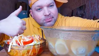 МУКБАНГ пельмени с бульоном и салат из овощей/обжор