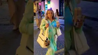 Стильна Пані з песиком у торбі. Мода на площі Ринок #львівплощаринок