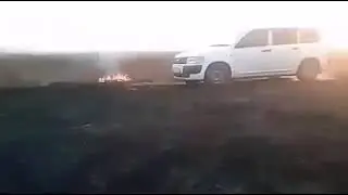 Китаец поджигает сухую траву