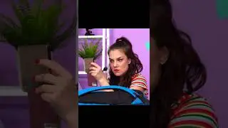 Девушка портит макияж своей подруги.