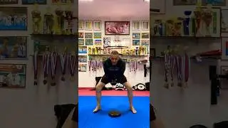 Махи с гирей 20 кг - 50 раз