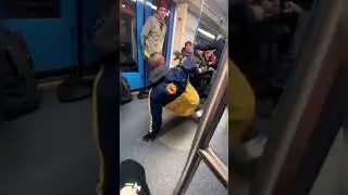 Брейкинг в метро. Breaking in subway. Russia, Moscow. 