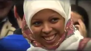Смех, мужчина смеется в метро