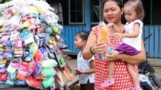 Balita Lucu Menunggu Paman Penjual Mainan - mainan anak scrach paper dan boneka