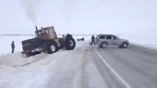 Jeep вытащил трактор