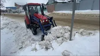 Расчистка площадки от снега . Зверёк рулит!!!