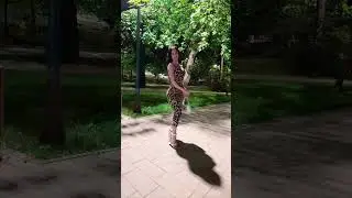 Жопастая брюнетка в облегающем леопардовом платье