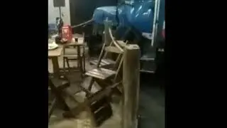 Motorista de caminhão com sinais de embriaguez invade bar em Ibirité, na Grande BH