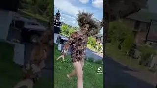 Аня Покров танцует в платье