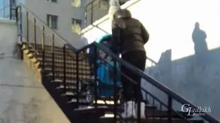 Как подниматься одной по лестнице с коляской