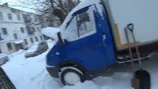 Первое видео в 2024 году. Заклинила дррлсельная заслонка на газели. Откапываю газель после простоя