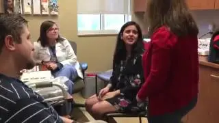 Un homme fait demande en mariage à sa copine qui entend pour la première fois