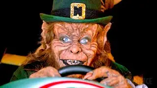 Un leprechaun atropella a un policía | El duende maldito 2 | Clip en Español