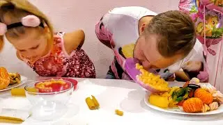 LOL ЧЕЛЛЕНДЖ 💥 Перекладываем ртом сладости с завязанными руками 🍅🥒 Challenge на скорость 🕑