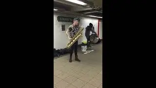 Обезбашеный саксофонист и барабанщик в подземном переходе шок!