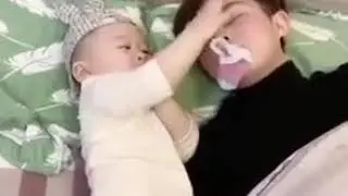 Horlayan babaya çözüm bulan bebek