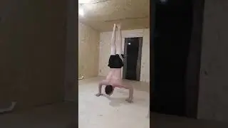 Отжимания в стойке на руках. Стойка на руках. Отжимания.