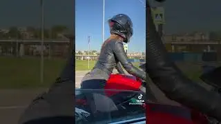 девушки на мопеде