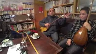 Японец, который в прошлой жизни был казахом. Играет на домбре, жена казашка