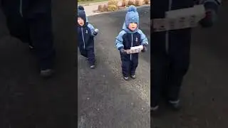 Жэка и Вадя несут покупки домой . Купили ну оочень много
