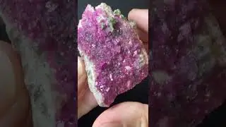Кобальтокальцит с колвезитом на матрице
